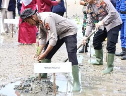 Polres Lingga Melakukan Aksi Pemulihan Ekosistem Menanam Pohon Mangrove di Hari Bhayangkara Ke-77