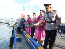 Kapolda Kepri Pimpin Upacara Tabur Bunga di Laut Dalam Rangka Memperingati Hari Bhayangkara Ke-77 Tahun 2023