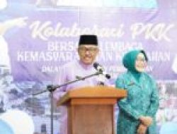 Jefridin Ajak Masyarakat Sekupang Terus Dukung Pembangunan Batam  Diskominfo Batam – Sekretaris Daerah (Sekda) Kota Batam, Jefridin Hamid mewakili Wali Kota Batam, Muhammad Rudi hadir langsung pada acara Lembaga Kemasyarakatan Kelurahan (LKK) dan TP-PKK Kecamatan Sekupang.  Jefridin mengajak seluruh masyarakat di wilayah Kecamatan Sekupang untuk dapat terus mendukung program pembangunan yang saat ini dilakukan Pemko Batam di bawah kepemimpinan Wali Kota Batam Muhammad Rudi.  “Pada kesempatan ini izinkan saya menyampaikan salam dan permohonan maaf dari Bapak Wali Kota Batam Haji Muhammad Rudi. Seyognya beliau hadir pada acara ini, tapi karena masih ada tugas lain, sehingga saya diminta untuk mewakili,” kata Jefridin, Jumat (28/7/2023).  Disampaikannya bahwa pembangunan infrastruktur saat ini terus digesa oleh Pemko Batam, tujuannya tidak lain adalah bagaimana ekonomi Kota Batam dapat tumbuh dengan cepat. Sehingga dampaknya dapat dirasakan langsung oleh masyarakat.  Karena itu kekompakan dan dukungan dari masyarakat sangat dibutuhkan, sehingga semua program-program pembangunan yang saat ini sudah direncanakan oleh Pemko Batam dapat terlaksana dengan baik.  “Mari terus berkolaborasi untuk mewujudkan pembangunan Kota Batam yang maju, modern, bandar dunia madani serta masyarakat sejahtera,” katanya.  Turut hadir secara langsung dalam kegiatan tersebut, Ketua TP-PKK Kota Batam yang juga Wakil Gubernur Kepri, Marlin Agustina Rudi.