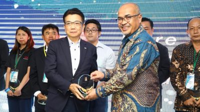 Wakil Kepala BP Batam Purwiyanto (batik biru) menerima plakat penghargaan dari President dan CEO of Toshiba TEC Corporation, Mr. Hironobu Nishikori, atas kerja sama yang baik dan dukungan BP Batam selama puluhan tahun (foto : hms)