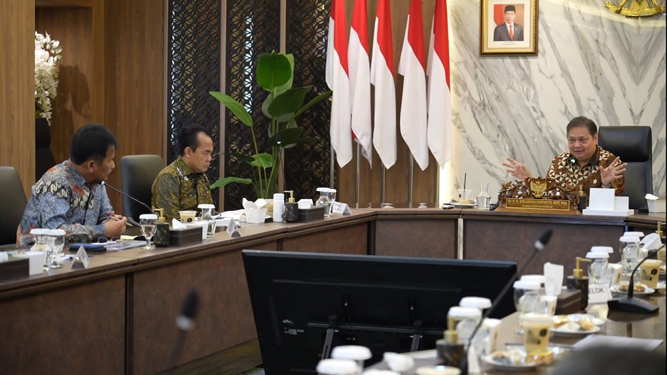 Muhammad Rudi melaporkan perkembangan terkini kepada Menteri Koordinator Bidang Perekonomian RI, Airlangga Hartarto, dalam rapat Progres Pengembangan Kawasan Rempang Eco-City (Foto : hms)