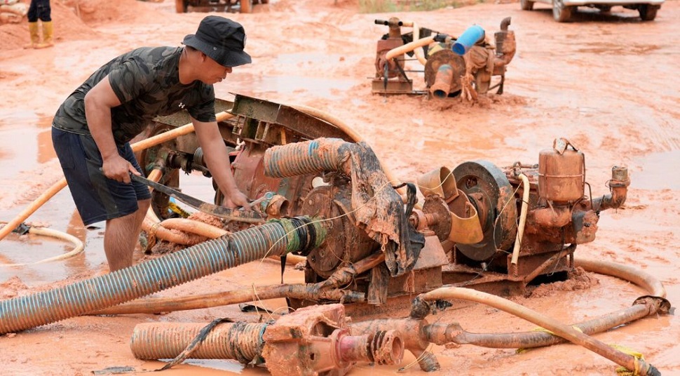 Penertiban tersebut dilakukan di tiga titik lokasi berbeda dan berhasil mengeluarkan mesin-mesin pencuci pasir, membongkar tangkah dan mengamankan sejumlah pipa penyedot pasir.(Foto : hms)