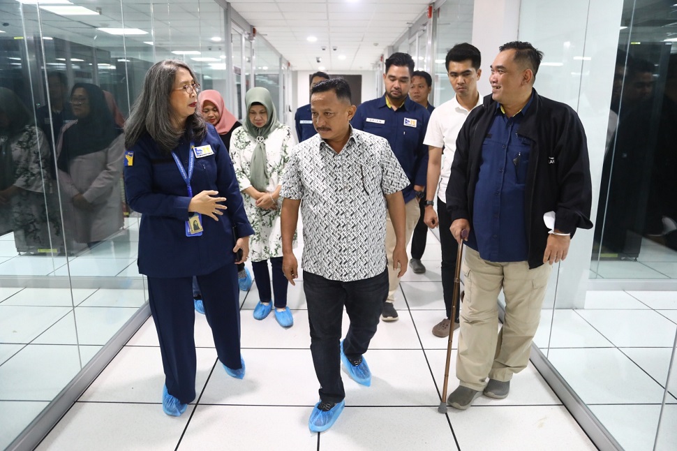 Bupati Situbondo, Karna Suswandi, mengunjungi Pusat Data dan Sistem Informasi (PDSI) BP Batam (Foto : hms)