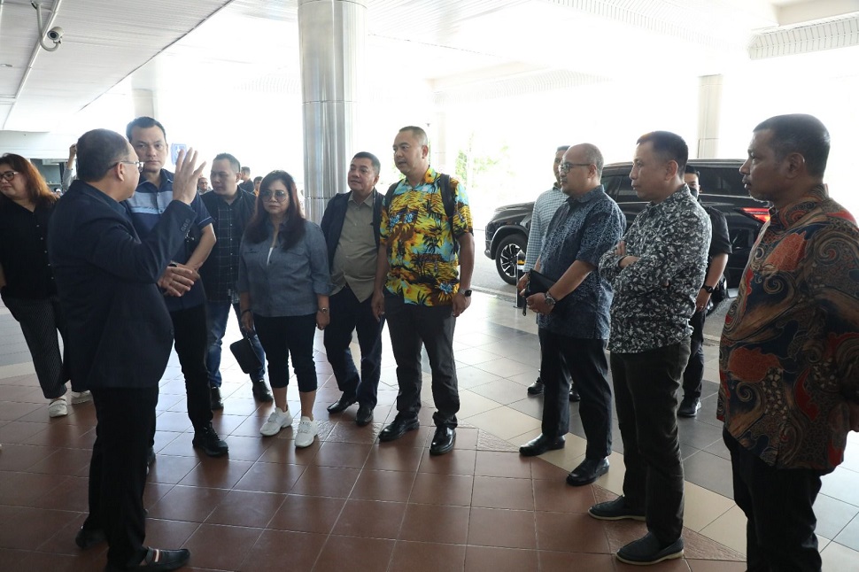 Komisi VI DPR RI dalam kunjungan kerjanya ke Kota Batam, melakukan peninjauan fasilitas, layanan dan rencana pembangunan Bandara Internasional Hang Nadim (Foto : hms)