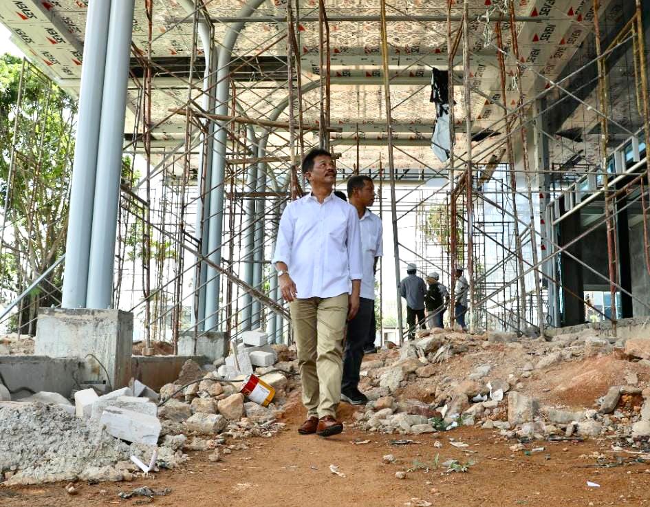 Muhammad Rudi meninjau langsung progres revitalisasi dan pengembangan Gedung VVIP Bandara Internasional Hang Nadim (foto : hms)