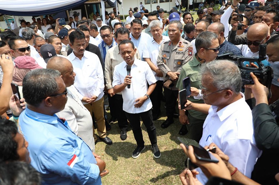 Bersama Kepala BP Batam, Muhammad Rudi, Bahlil berkomitmen untuk mencari solusi terbaik dalam pengembangan Pulau Rempang (Foto : hms)