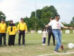 Jefridin Lakukan Kick Off Sebagai Tanda Dimulainya Liga Batam 2023