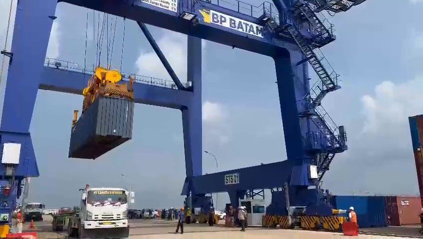 Operasional Ship to Shore (STS) Crane di Pelabuhan Batu Ampar. (hms)