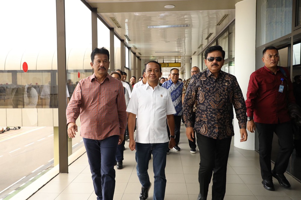 Kepala BP Batam menyambut kunker Menteri Investasi dan Menteri ATR di Bandara Hang Nadim, Minggu (17/9/2023). (hms)