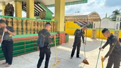 Satsamapta Polres Lingga Laksanakan Bakti Sosial Dalam Bentuk Bersih-Bersih Masjid di Kab Lingga
