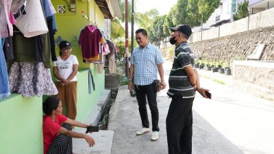 Warga Desa Pasir Merah saat sedang bersantai di hunian sementara (Foto : hms)