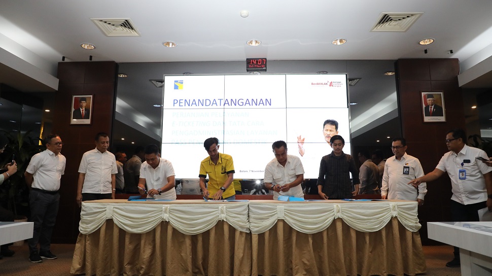 Kegiatan penandatanganan perjanjian Pelayanan E-ticketing (foto : hms)