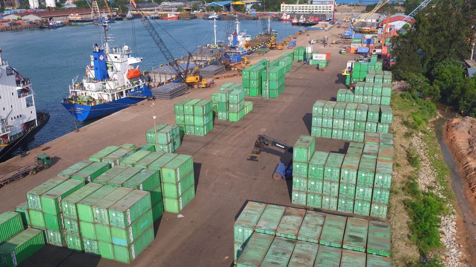 BP Batam berorientasi pada penciptaan iklim usaha yang saling menguntungkan Jasa kepelabuhanan Bongkar muat peti kemas (foto : hms)