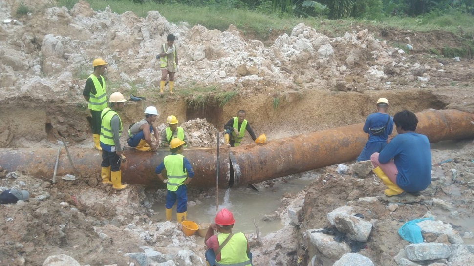 BU SPAM BP Batam Perbaiki Pipa 800 di Taman Baloi (Foto : hms)