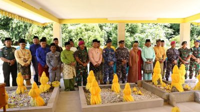 Ziarah ke makam zuriah Nong Isa (foto : hms)