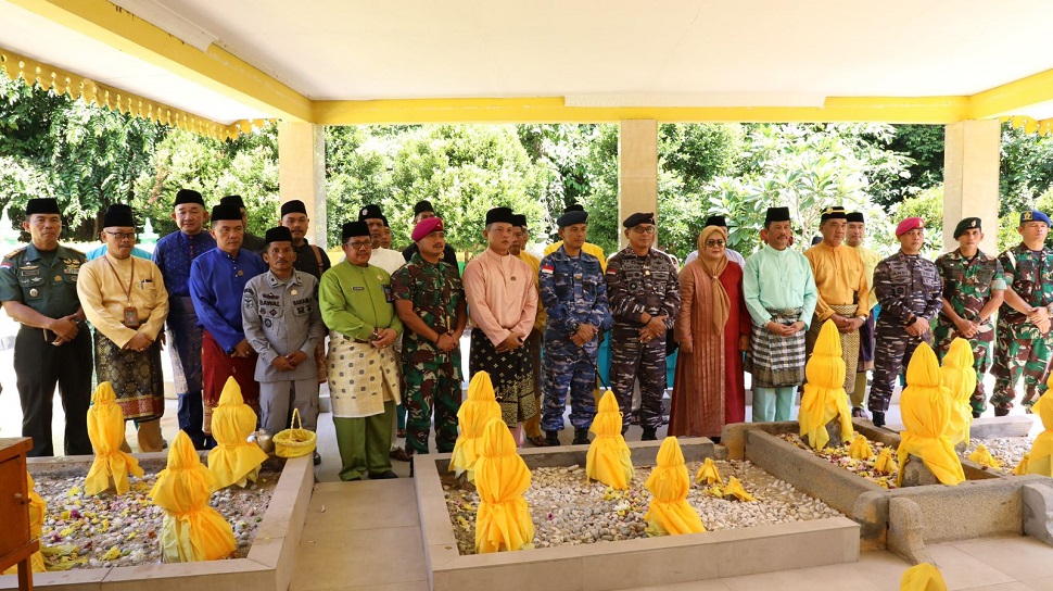 Ziarah ke makam zuriah Nong Isa (foto : hms)