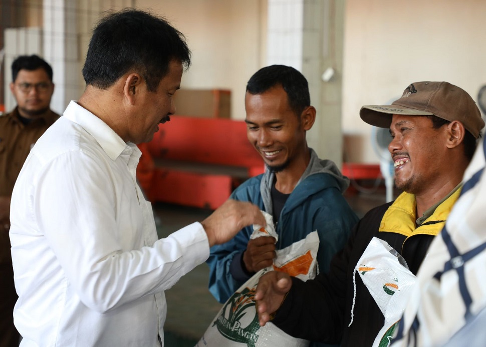 Muhammad Rudi menyalurkan bantuan pangan Cadangan Beras (foto : hms)