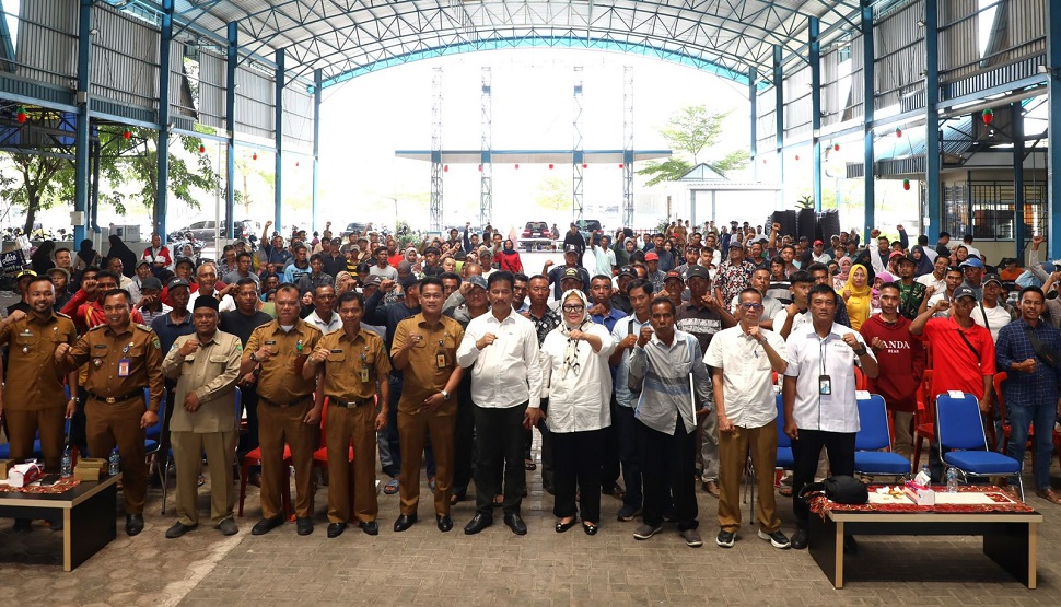 Bantuan BPJS Ketenagakerjaan dilakukan secara simbolis oleh Muhammad Rudi kepada 482 orang nelayan (foto : hms)