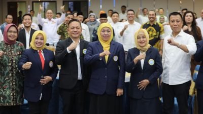 Khofifah mengajak pengurus IKA UNAIR yang dilantik untuk bersama mewujudkan Indonesia Maju 2034 (foto : hms)