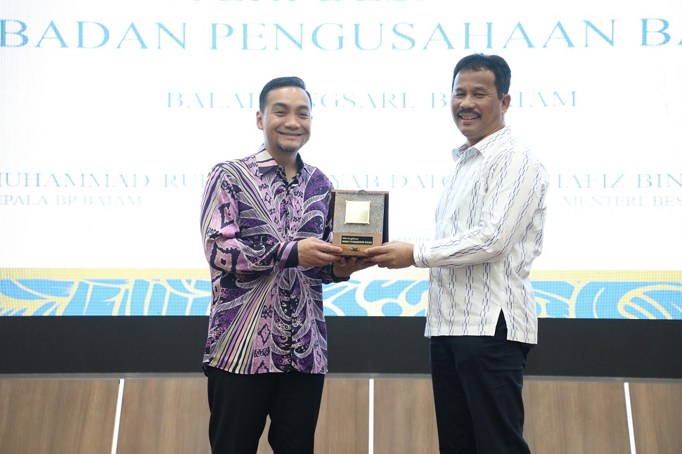 Kepala BP Batam, Muhammad Rudi dan Menteri Besar Johor memperkuat hubungan bilateral antara Batam dan Malaysia (Foto : hms)