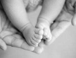 Keluarga Tak Bisa Bayar Ambulans, Mayat Bayi di Sulsel Diantar Ojol