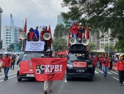 Massa Buruh Demo Tolak Tapera Bertahan Diguyur Hujan Deras