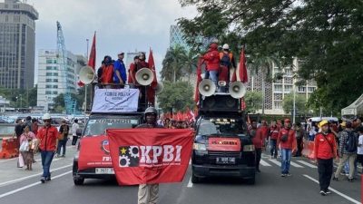 Massa Buruh Demo Tolak Tapera Bertahan Diguyur Hujan Deras