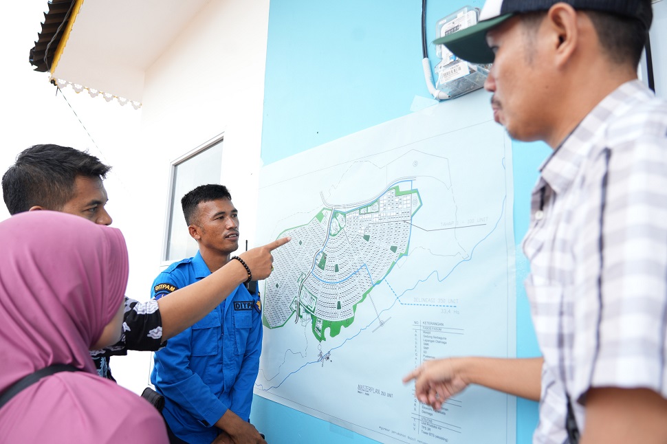 BP Batam memberikan kesempatan kepada warga Rempang Eco-City untuk memilih lokasi rumah baru sesuai site plan (foto : hms)