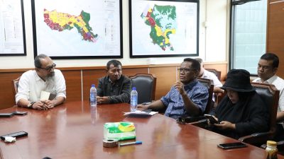 Warga Sei Temiang yang melakukan aksi damai di depan Kantor BP Batam (Foto : hms)