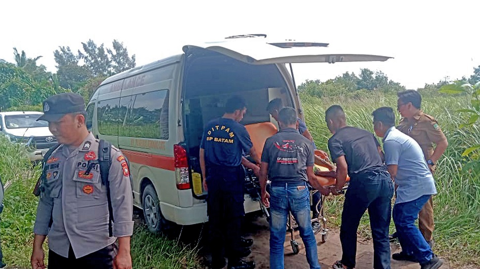Tim Satuan Tugas saat memfasilitasi pergeseran terhadap salah satu warga yang sedang dalam kondisi sakit (Foto : hms)