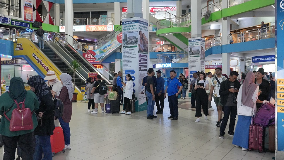 Petugas Ditpam di sejumlah titik turut melayani calon penumpang kapal ferry (Foto : hms)