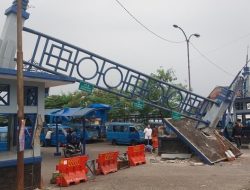 Gapura Terminal Laladon Bogor Ambruk Dihantam Mobil Boks, Pedagang Tertimpa