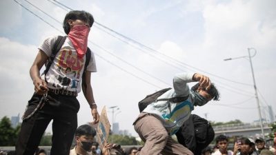 Demo DPR Ricuh dan Memanas, Sejumlah Orang Ditangkap Aparat