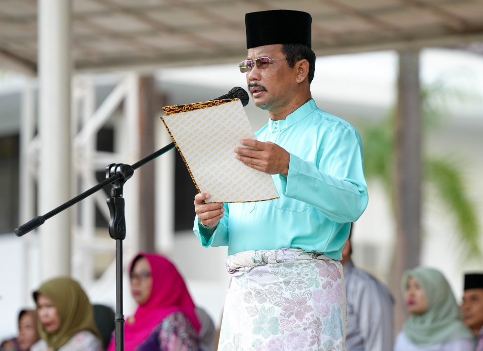Muhammad Rudi memimpin upacara Hari Jadi Prov.Kepri (foto : hms)