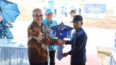 Wakil Kepala BP Purwiyanto dalam menyerahkan rumah permukiman baru untuk Warga Rempang (foto : hms)