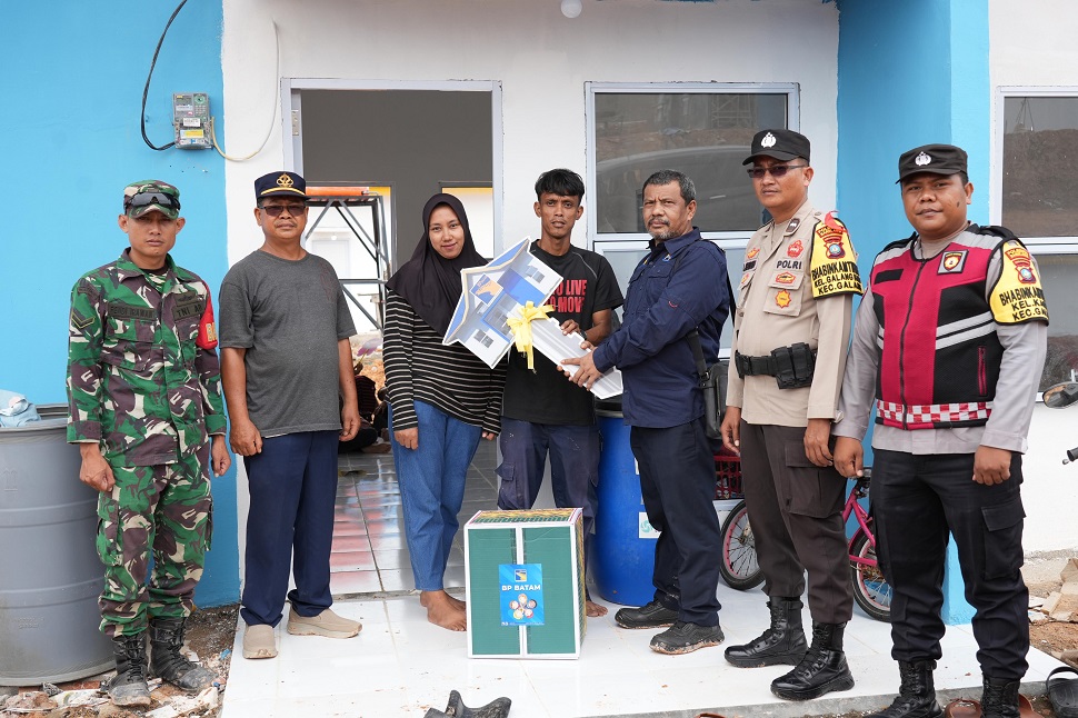 Pergeseran 4 KK Warga Rempang Pindah ke Hunian Baru (foto : hms)