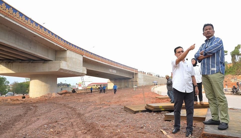 Muhammad Rudi Meninjau pembangunan akhir Proyek Flyover Sei Ladi (foto : hms)