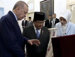 Prabowo dan Erdogan Saling Beri Cindera Mata: Senapan Serbu hingga Vas