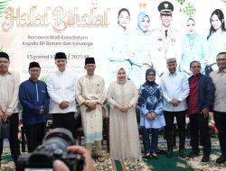 Shalat Idul Fitri Berlangsung Khidmat, Amsakar Terima Warga dalam Acara Open House