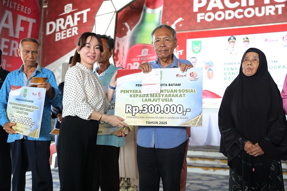 Penyerahan insentif kepada 449 lansia (Foto : hms)