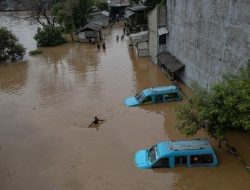 Hujan Kepung Jabodetabek: Banjir hingga Pohon Tumbang Makan Korban