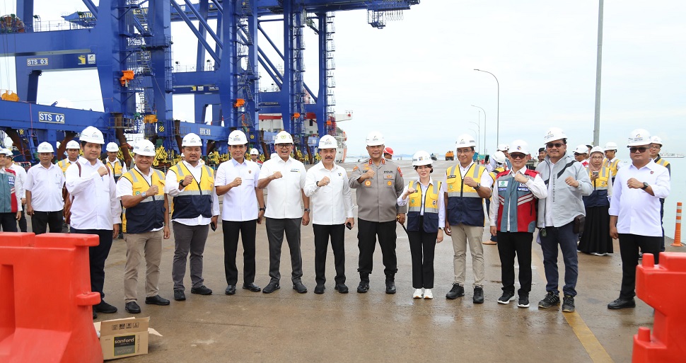 Tinjau langsung persiapan pengoperasian 4 STS Crane yang baru saja tiba di Batam (Foto : hms)