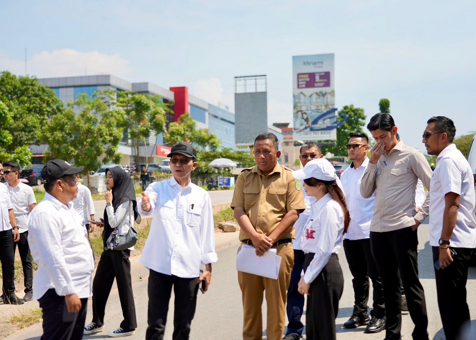 Tinjau Langsung Kondisi Jalan Laksamana Bintan dan Jalan Raja Isa (foto : hms)