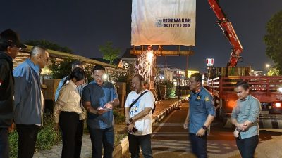 Li Claudia Chandra, turun langsung memimpin pembongkaran dua papan reklame (foto : hms)