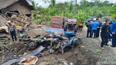 Truk Tabrak Angkot di Purworejo, 10 Orang Tewas