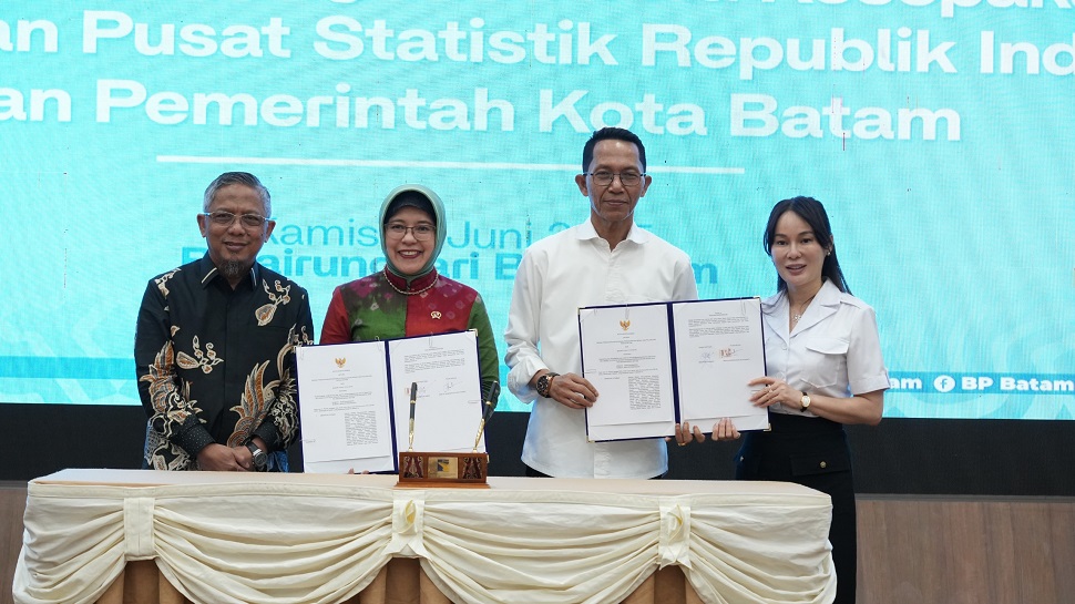 Penandatanganan bersama dengan Ketua BPS RI (foto : hms)