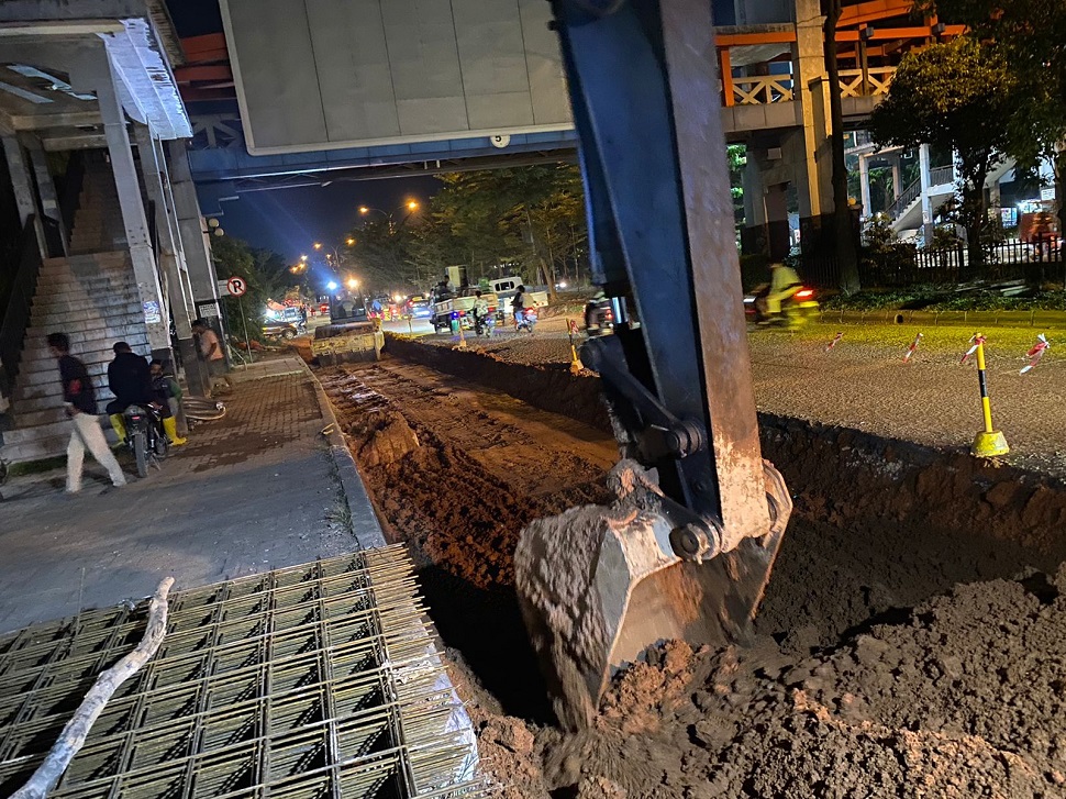 Pengerjaan Perbaikan Jalan di bawah JPO SP Plaza (foto : hms)
