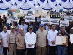 Kepala BP Batam Dampingi Menteri Transmigrasi RI Serahkan 94 SHM ke Warga Rempang