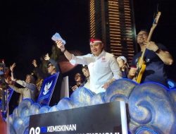 Seskab Teddy Bagi-bagi Hadiah saat Karnaval HUT RI di Bundaran HI
