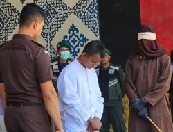Pasangan Gay Dihukum Cambuk 76 Kali di Aceh, Ditonton Publik